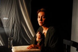 «Η φωνή της Λουντμίλα» με την Ηρώ Μουκίου στο θέατρο Αυλαία
