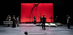 Κριτική: Ο υπέροχος Βυσσινόκηπος του ΚΘΒΕ – Μια ενδιαφέρουσα ματιά σε ένα διαχρονικό έργο 🎭