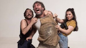 Κριτική: Άγριος Σπόρος — μια παράσταση που δεν παίζεται, αλλά βιώνεται